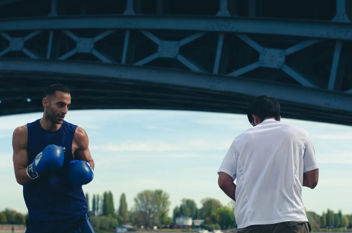 Dara Omriko mit Boxhandschuhen beim Training unter der Theodor-Heuss-Brücke