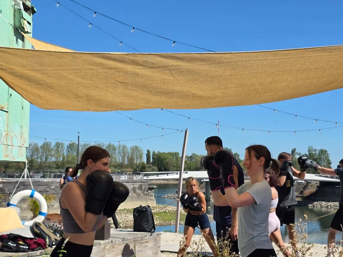 Zwei Teilnehmerinnen üben mit Boxhandschuhen die Deckung beim Outdoor-Training