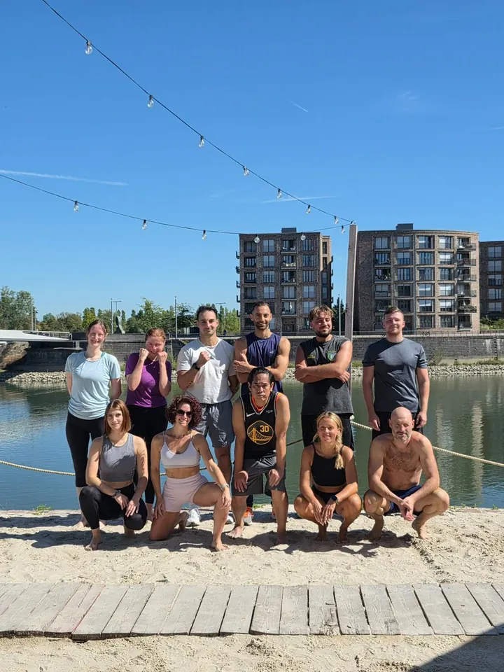 Gruppenfoto nach dem Boxtraining am Sandstrand am Hafen